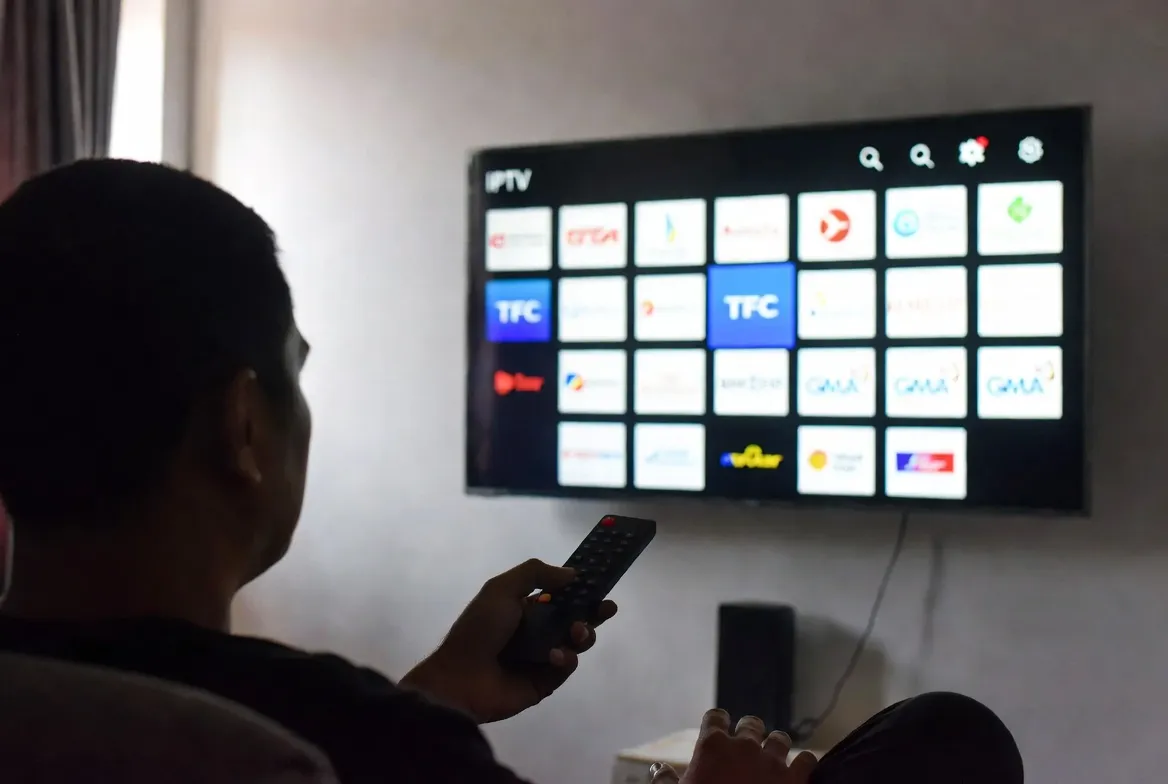 Filipino OFW watching TFC and GMA Pinoy TV channels on IPTV abroad