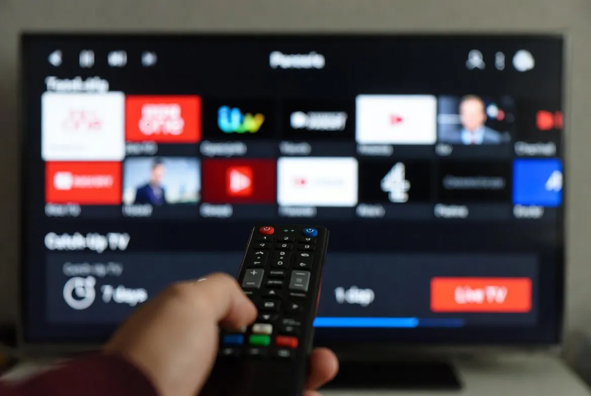 IPTV catch-up TV with 7-day replay across 18,000+ channels